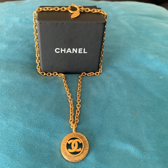 Authentic 16” Chanel Gold Vintage Necklace - Picture 5 of 9